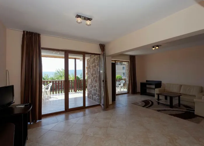 Vemara Club And - Free Parking And Free Access Hotel